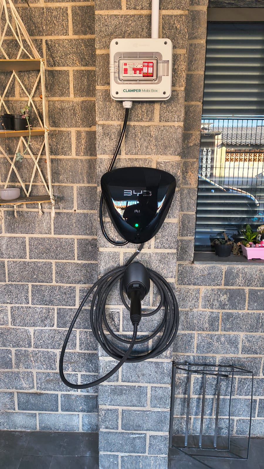 Instalação de carregador para carro elétrico em garagem residencial